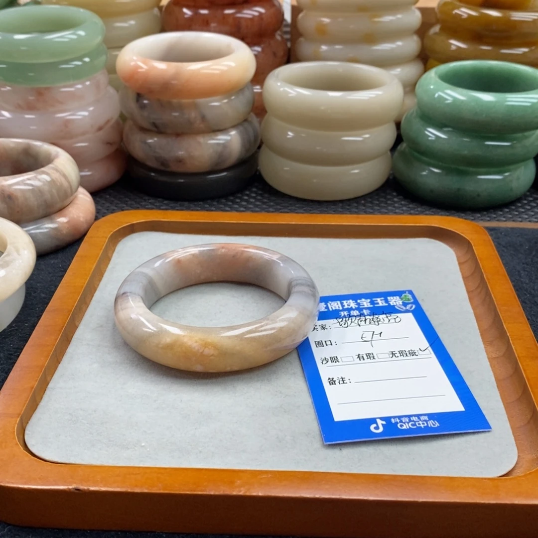 歌***亮未镶嵌手镯石英质玉