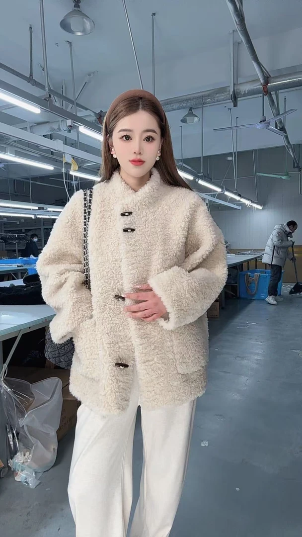 新中式牛角扣100绵羊毛24冬季新款羊剪绒外套女中长款小香风气质