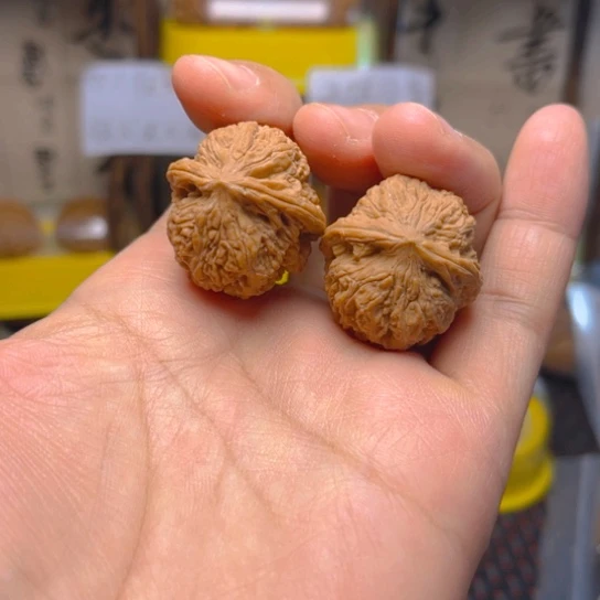文玩核桃吊坠绣球
