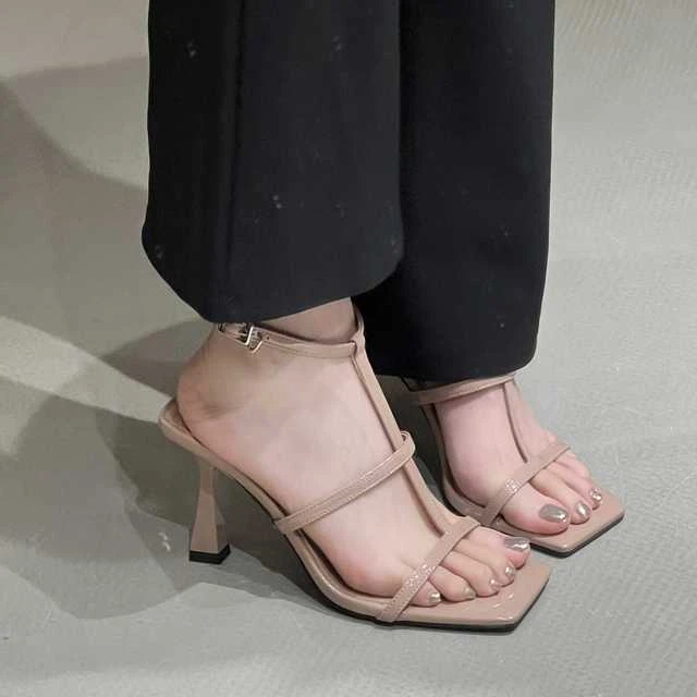 慢西西新品~裸粉色露趾凉鞋女2024春夏季高跟尖头细跟鞋一字扣带