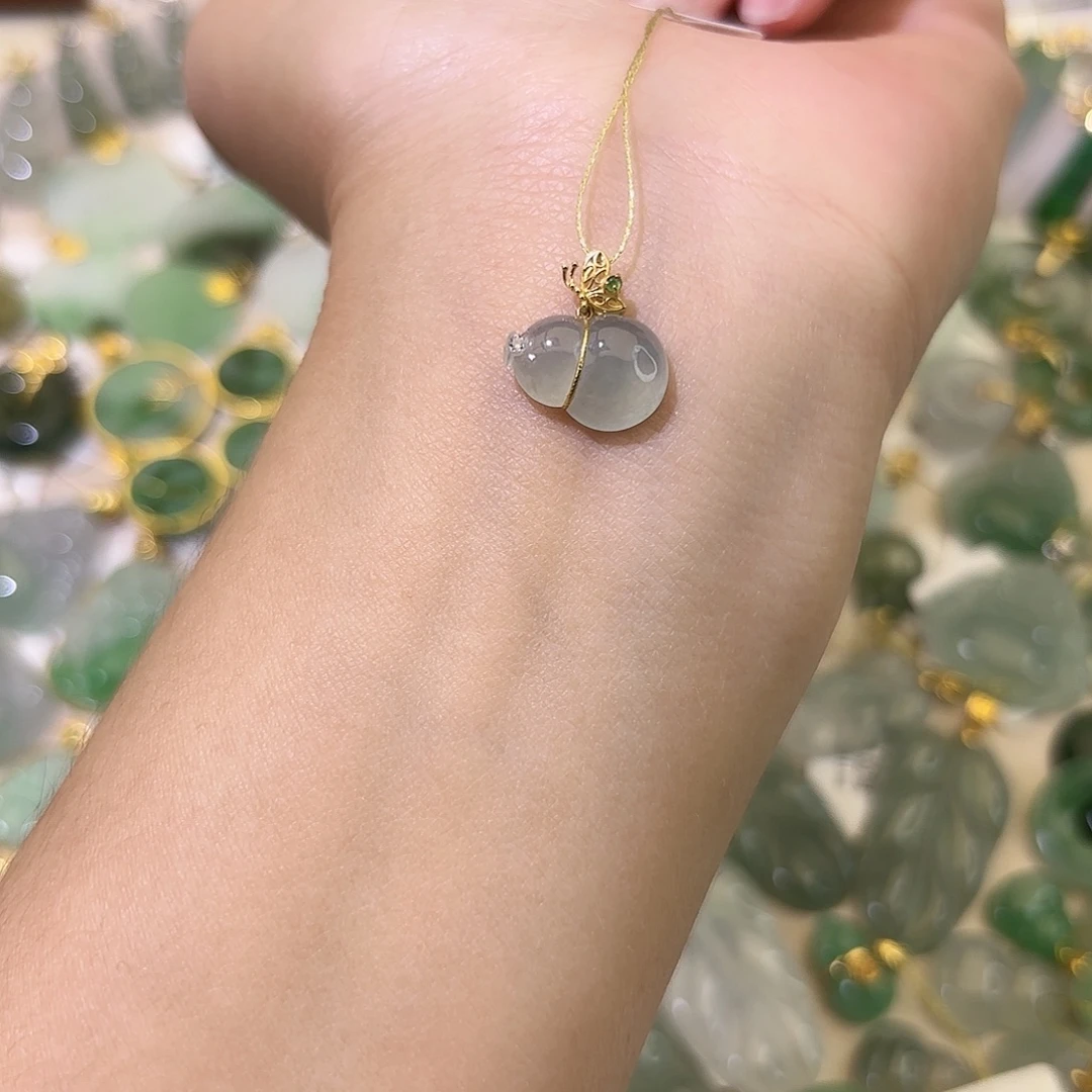 翡翠18K金镶嵌颈饰葫芦