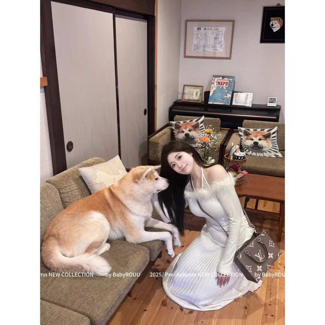 【天鹅湖】温与柔纯欲蕾丝挂脖毛绒上衣高腰百搭显瘦百褶裙套装