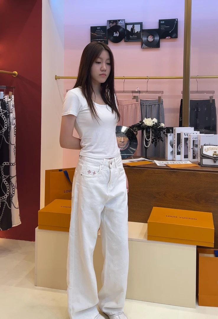 四叶星女士高腰白色牛仔时尚百搭直筒--KK【依梦】