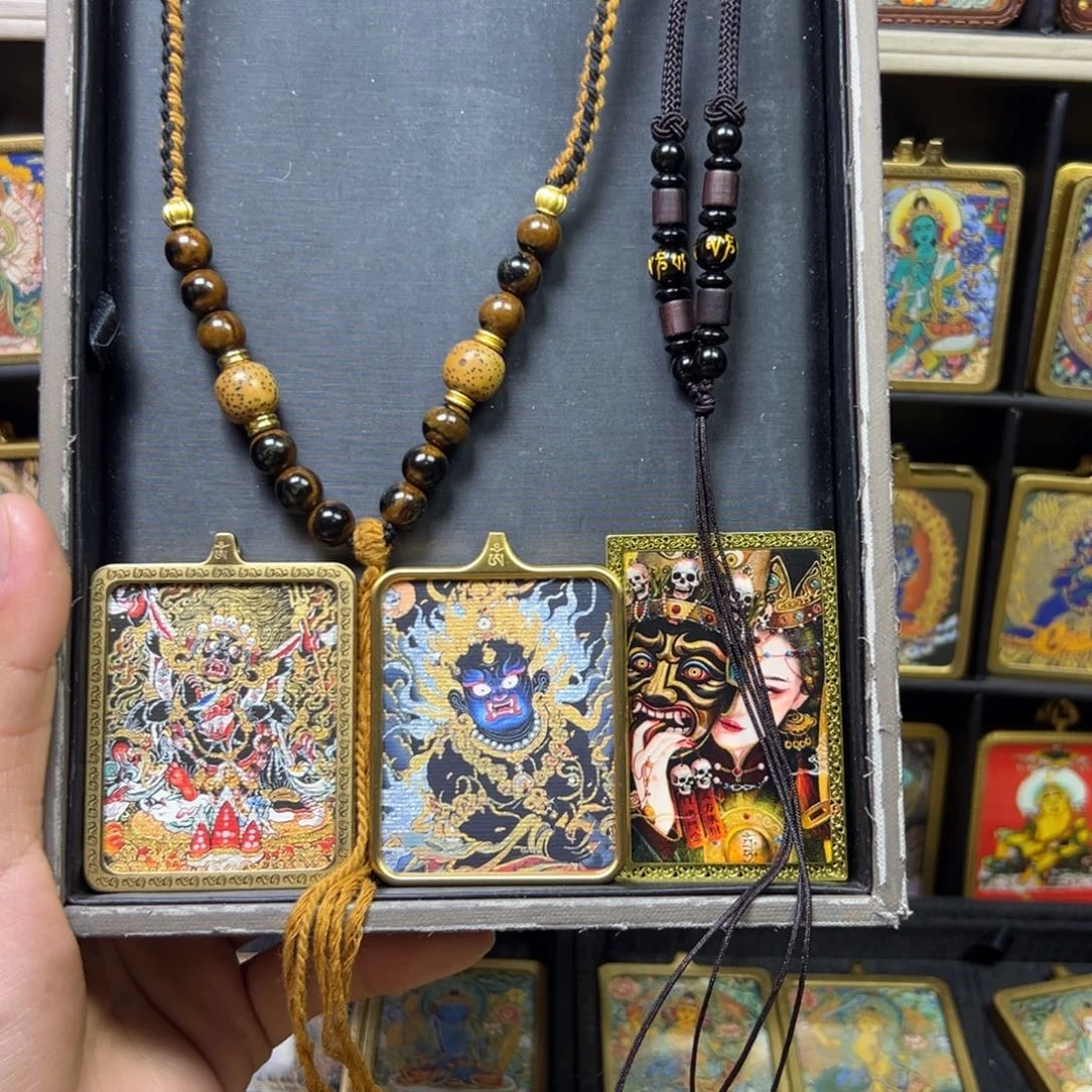 吊坠孤***孩美丽的小镇上