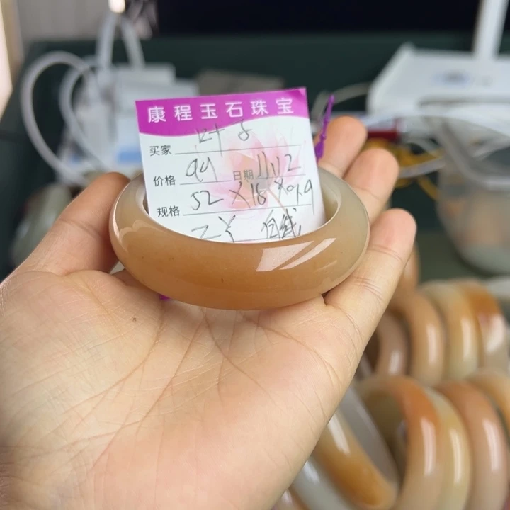 こ***い石英质玉未镶嵌手镯