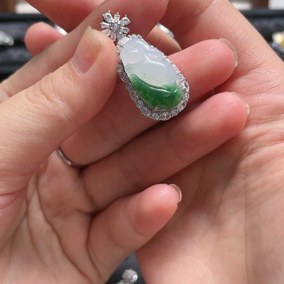 微***驼翡翠银S925镶嵌颈饰兔子