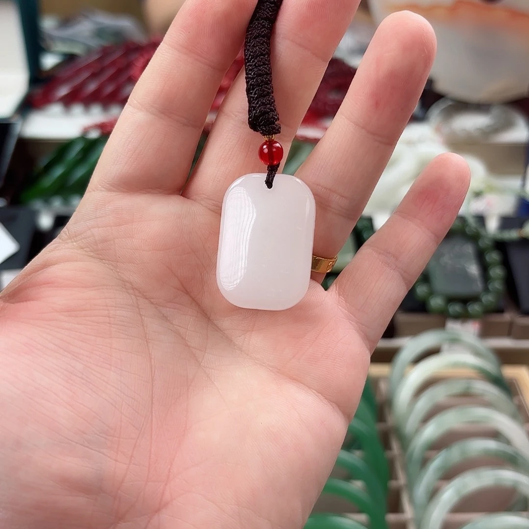 透闪石质玉吊坠(赠链)未镶嵌