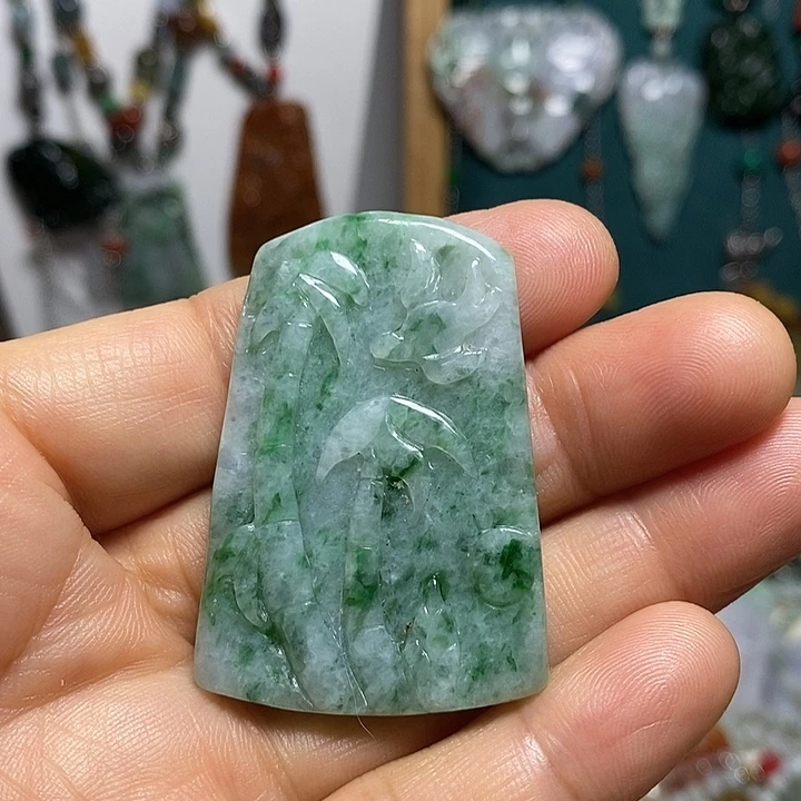 翡翠未镶嵌吊坠(赠链)