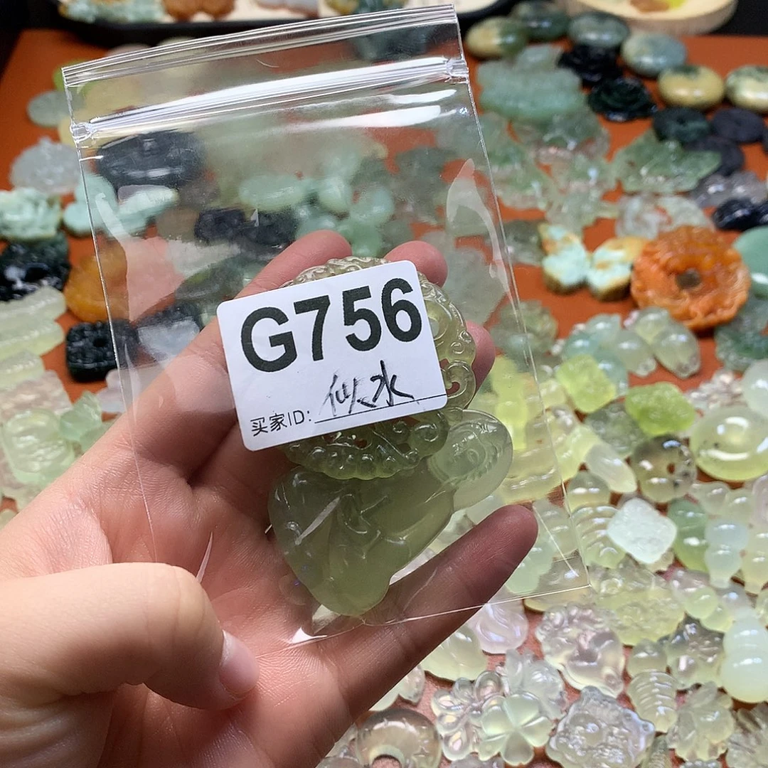 似***年蛇纹石玉未镶嵌颈饰