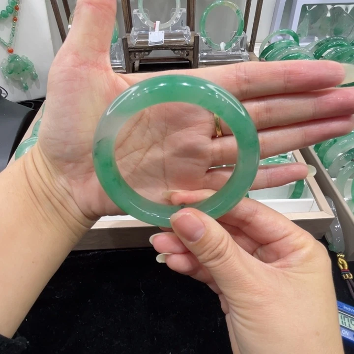 未镶嵌手镯石英质玉（非洲翠）