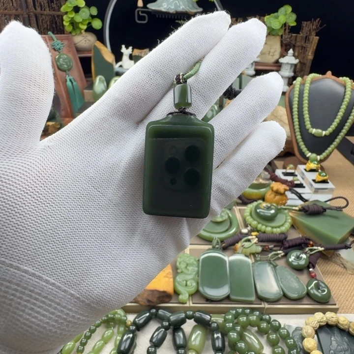 张***户颈饰未镶嵌岫岩老玉（透闪石质玉）