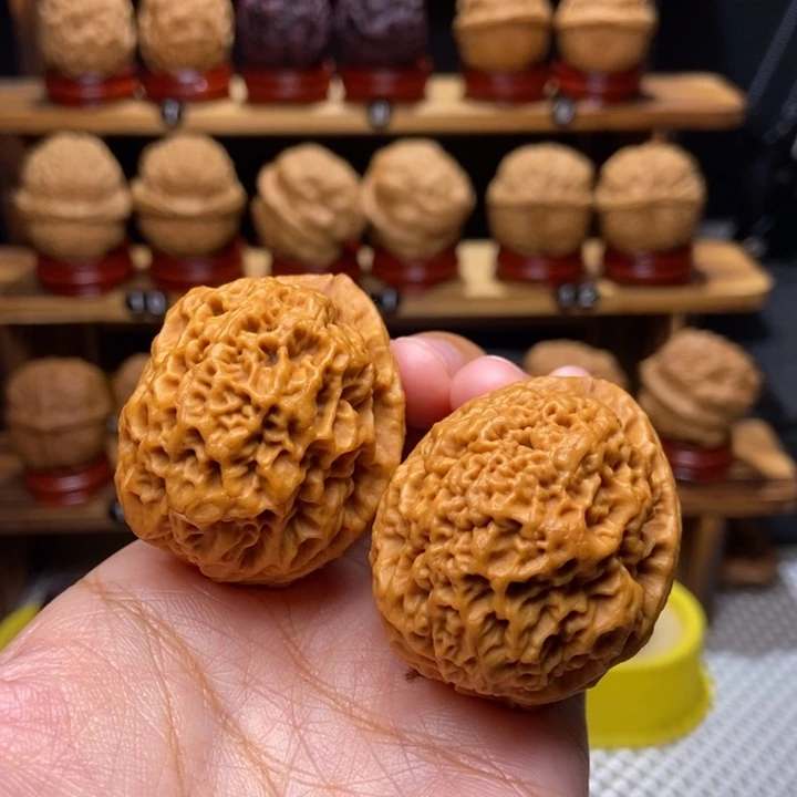 文玩核桃吊坠铁绣球20