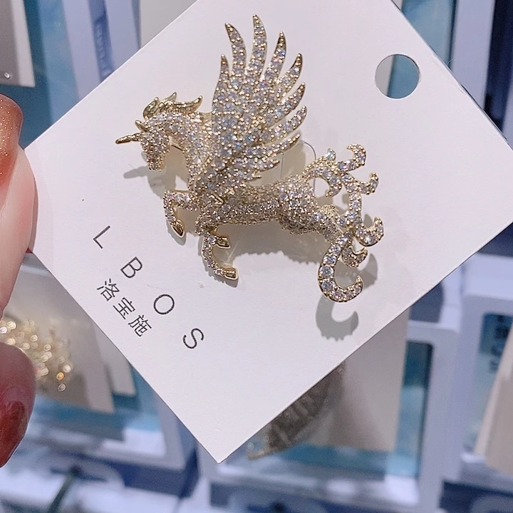 锆石铜合金小飞马胸针