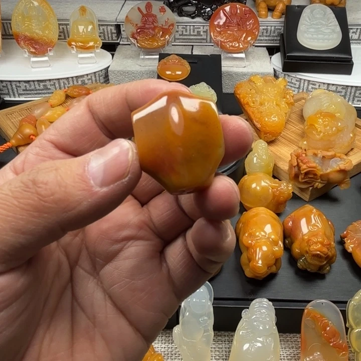 石英质玉（黄龙玉）未镶嵌颈饰