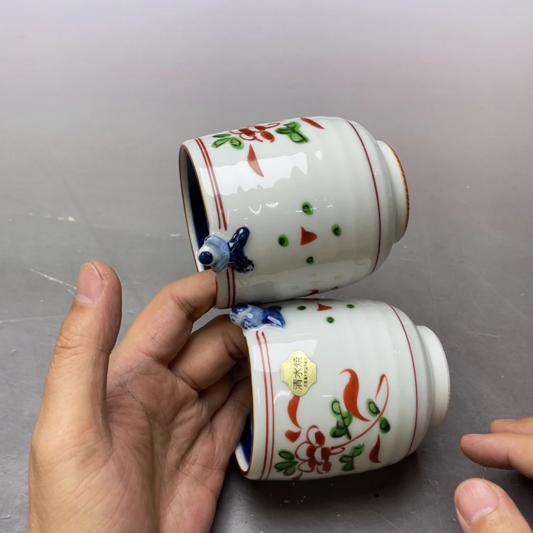 一***猫瓷片密密麻麻地铺满一