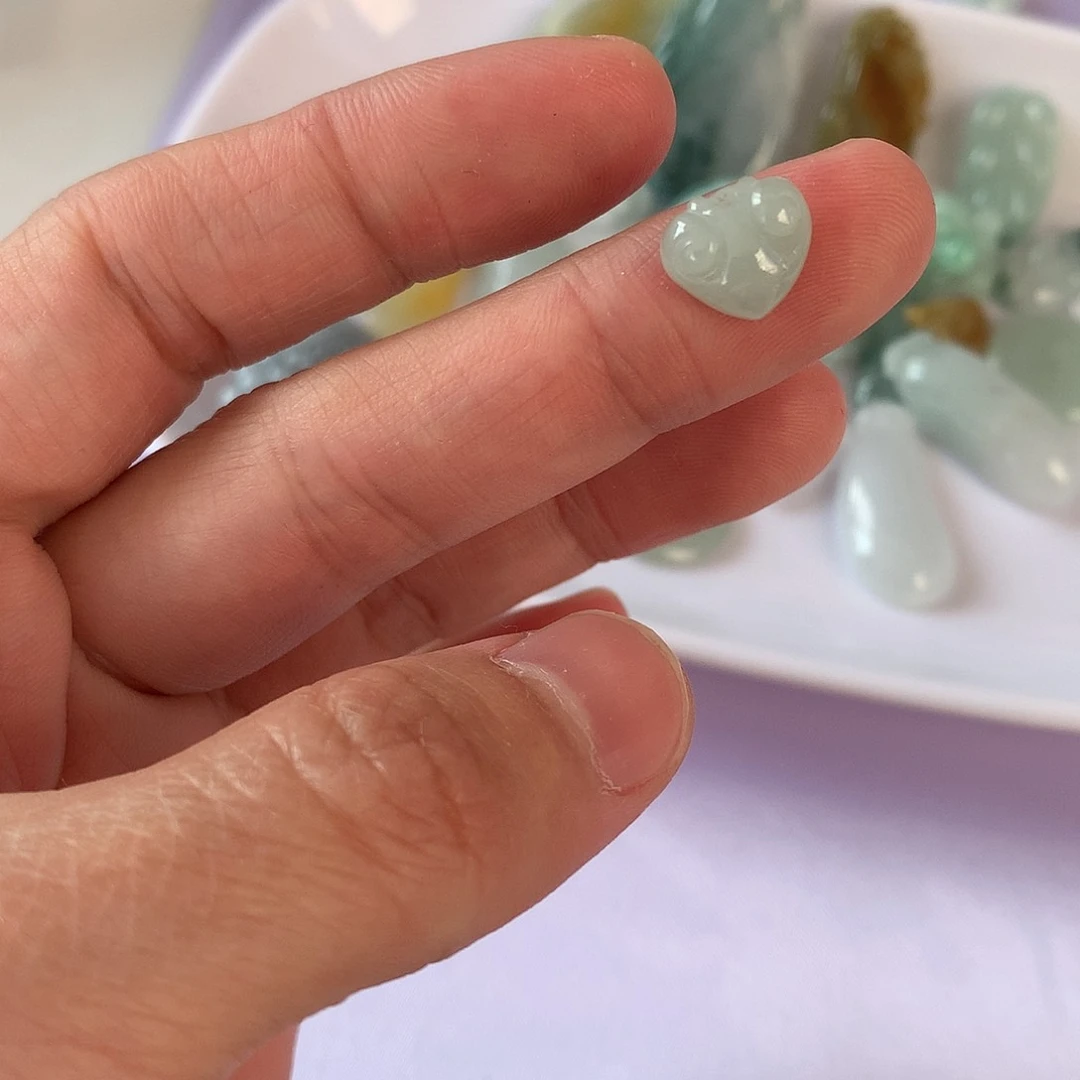翡翠颈饰未镶嵌如意