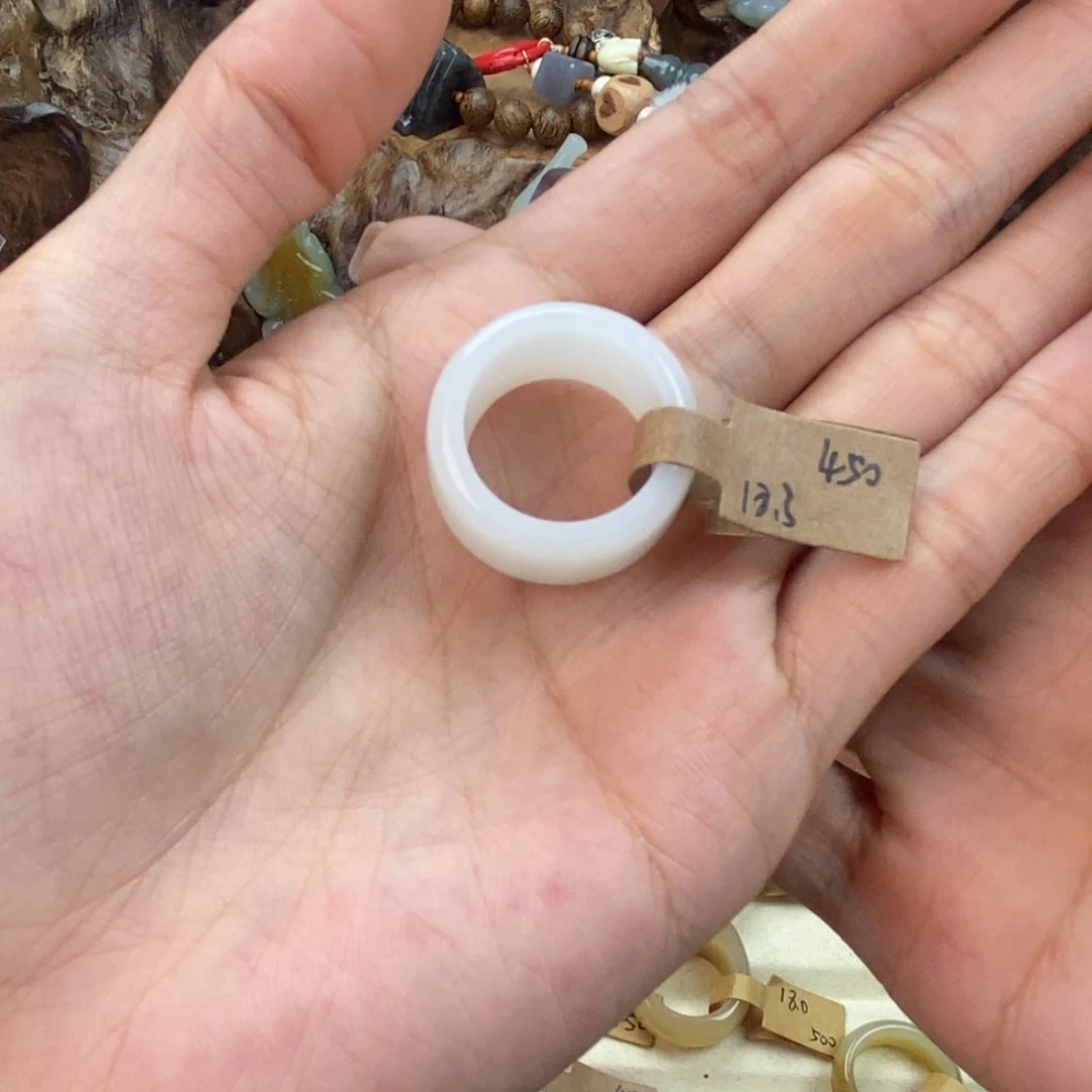 雅***琪和田玉未镶嵌颈饰