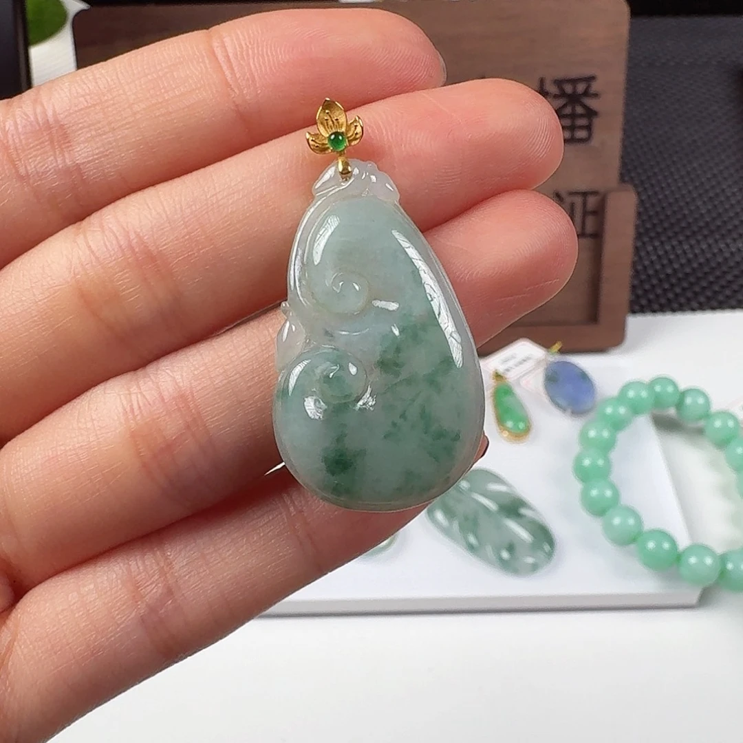 翡翠18K金镶嵌颈饰