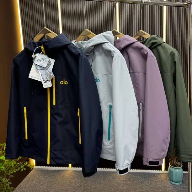 户外软壳冲锋服衣2025秋季新款户外三防连帽夹克alo男女同款外套