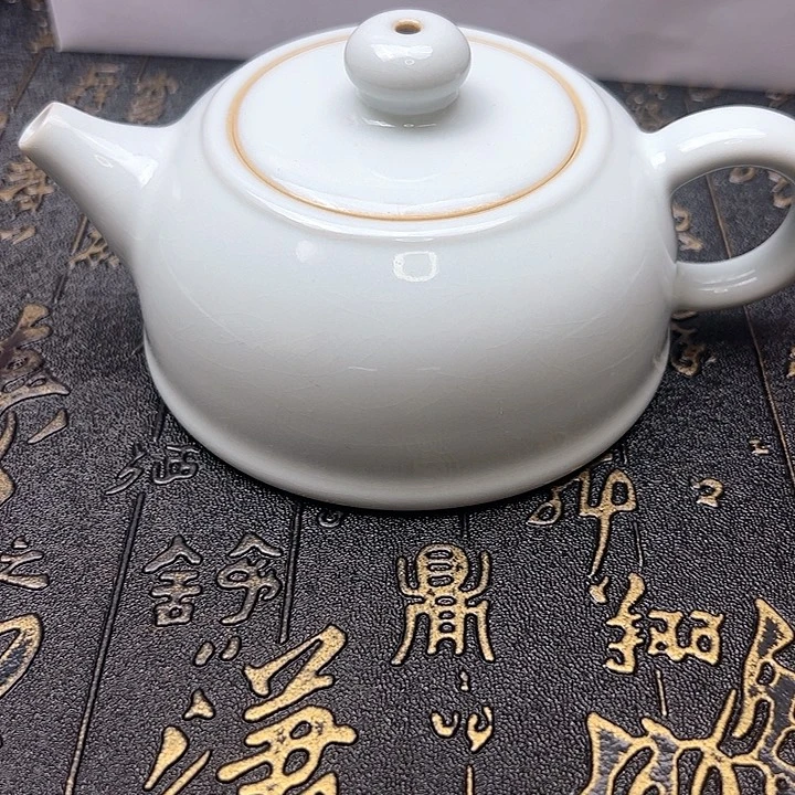 汝瓷月白釉半月壶