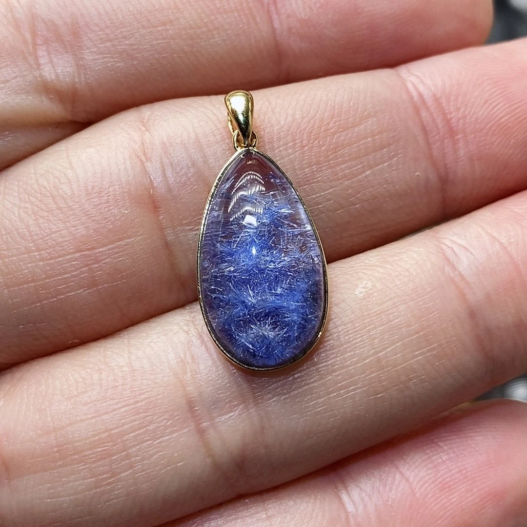 水晶颈饰18K金镶嵌淡*天然精致水晶吊坠