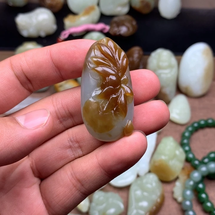 玫***刺和田玉（糖玉）未镶嵌颈饰