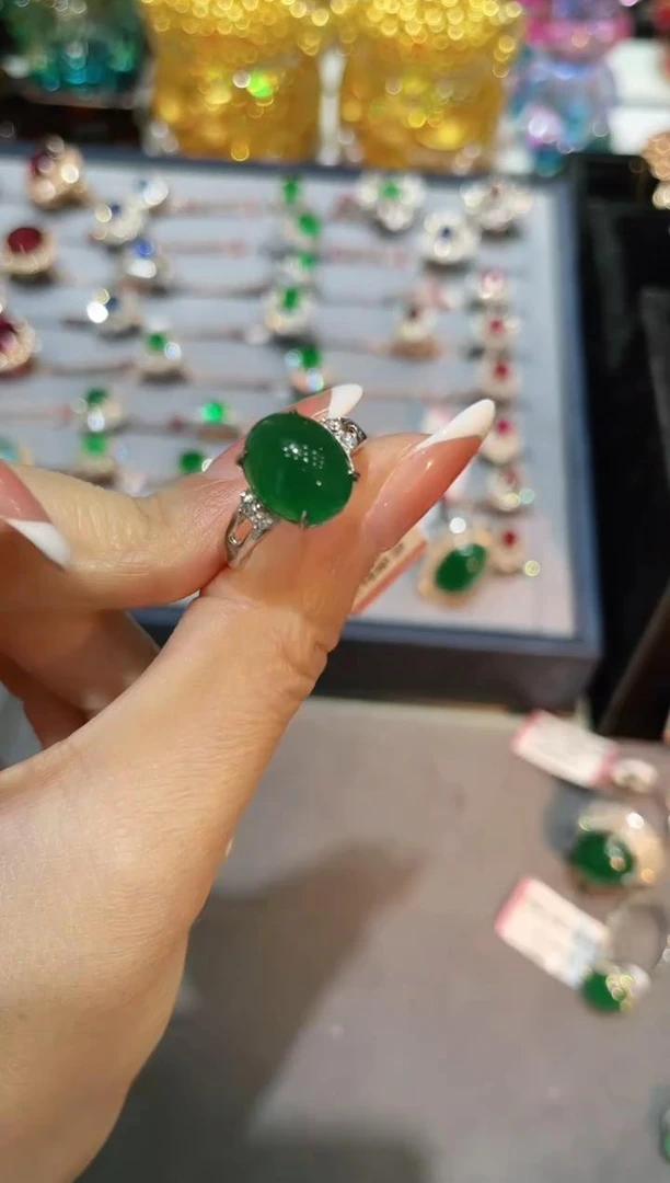 18K金镶嵌天然祖母绿戒指