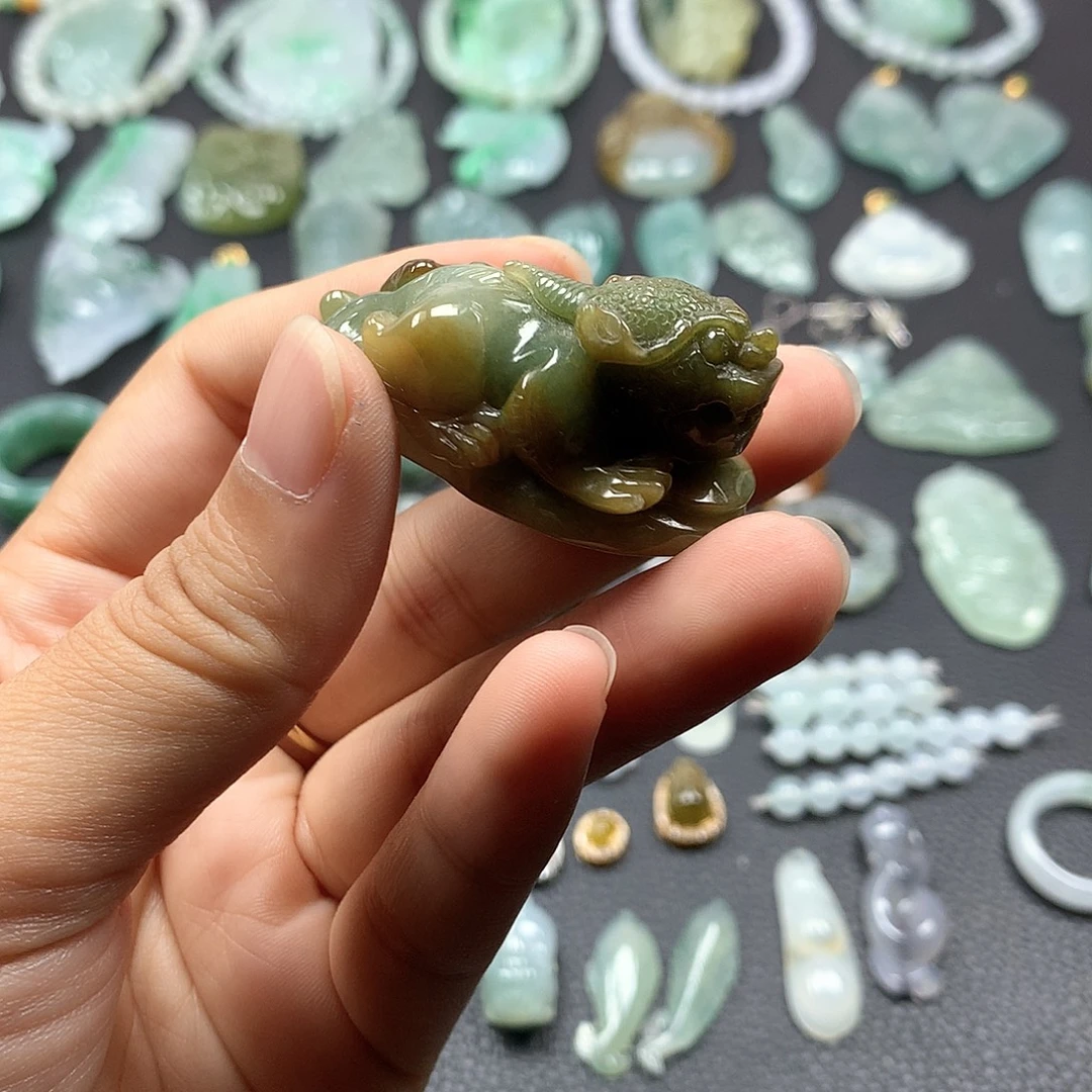 翡翠未镶嵌颈饰貔貅