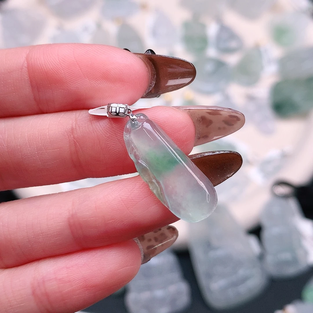 翡翠颈饰18K金镶嵌飘绿瓜27.6、22.8、9.3、4