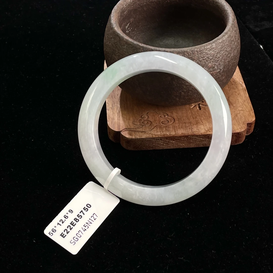 天然翡翠手镯  56