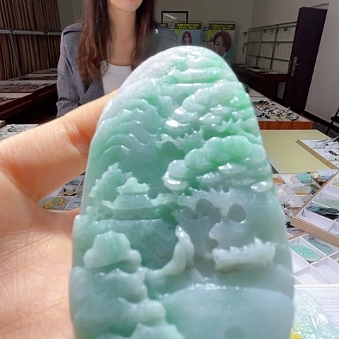 翡翠未镶嵌颈饰一个