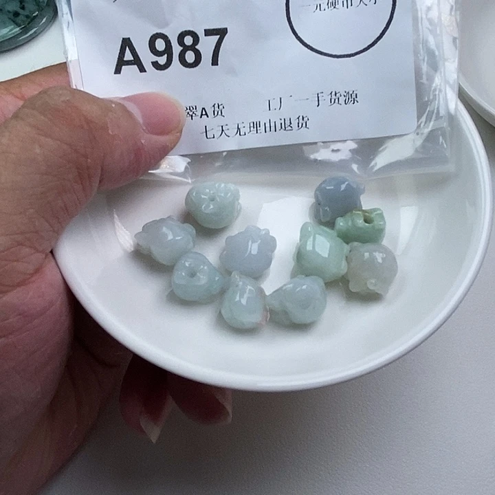 翡翠未镶嵌颈饰通孔