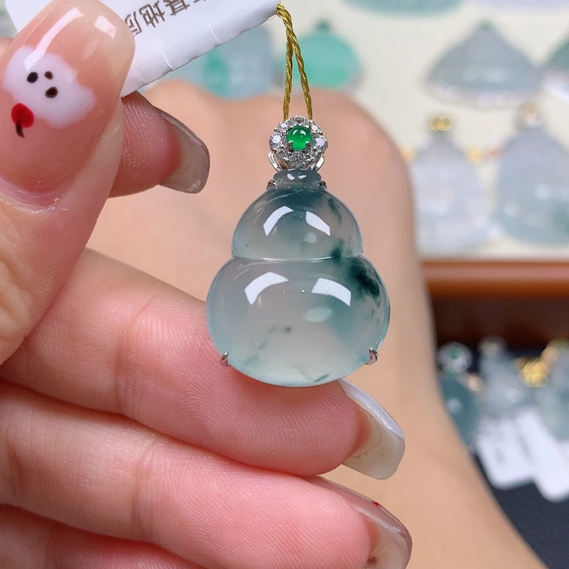 【闪购商品】翡翠18K金镶嵌颈饰葫芦