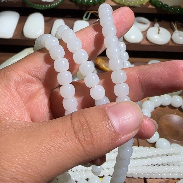 学***汪颈饰未镶嵌和田玉