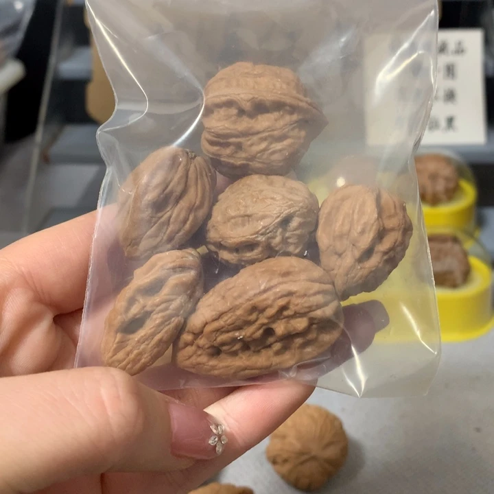 飞***觉文玩核桃吊坠异形单只，有瑕疵