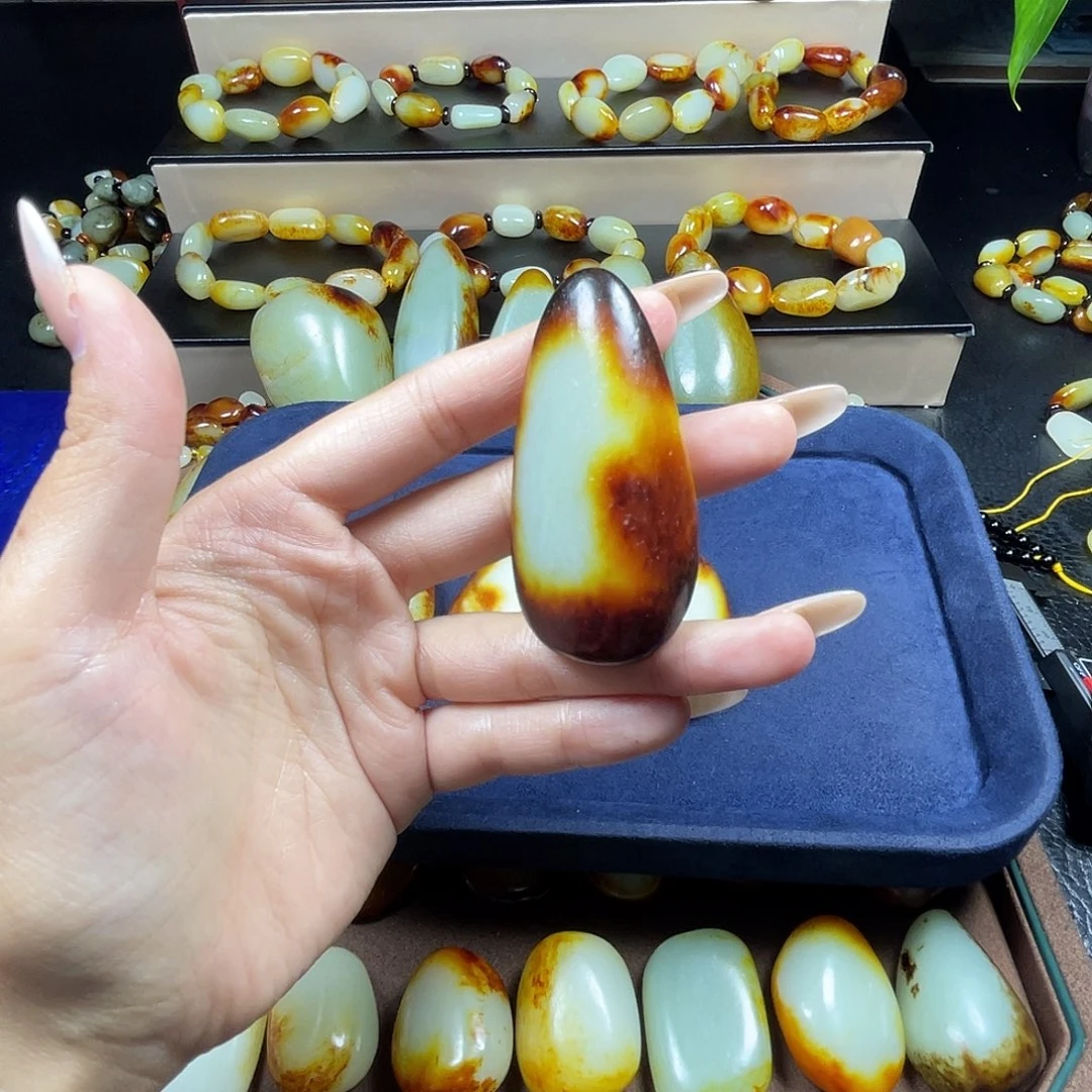 和田玉未镶嵌颈饰冰**。