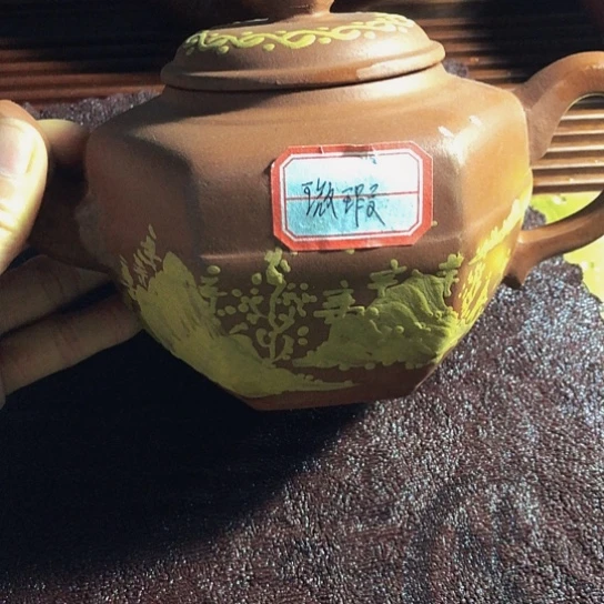 紫砂茶壶原矿泥料手工制作的紫砂壶。