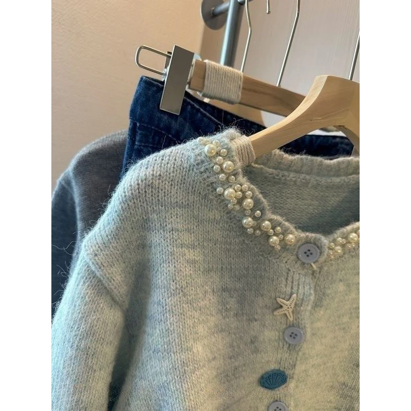 浅蓝色圆领烫钻设计针织开衫女年冬款重工海洋贝壳扣毛衣