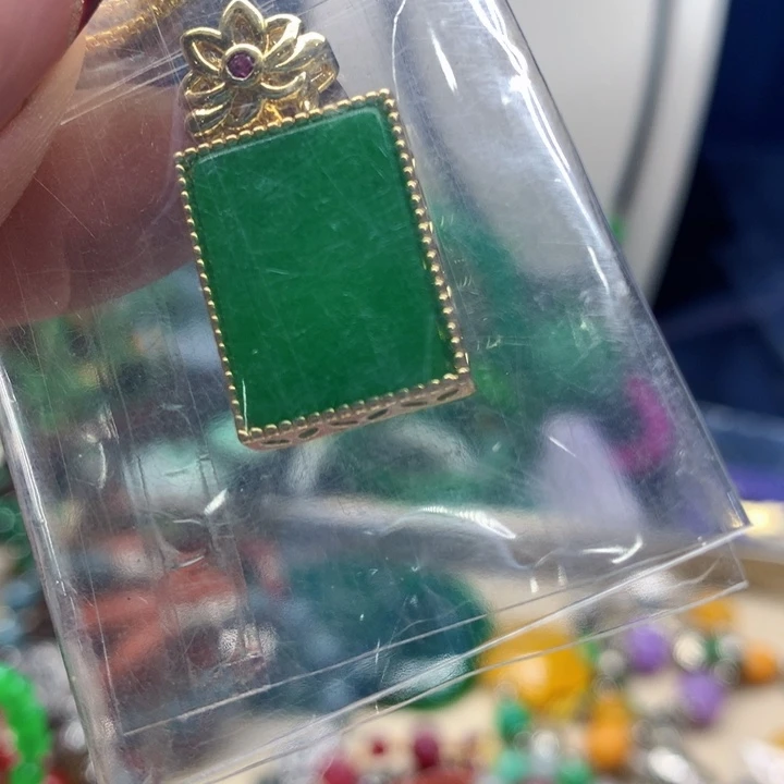 翡翠手镯未镶嵌吊坠