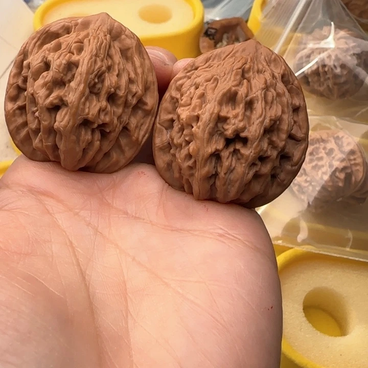 文玩核桃吊坠北****店汉高山虎头37尖微伤