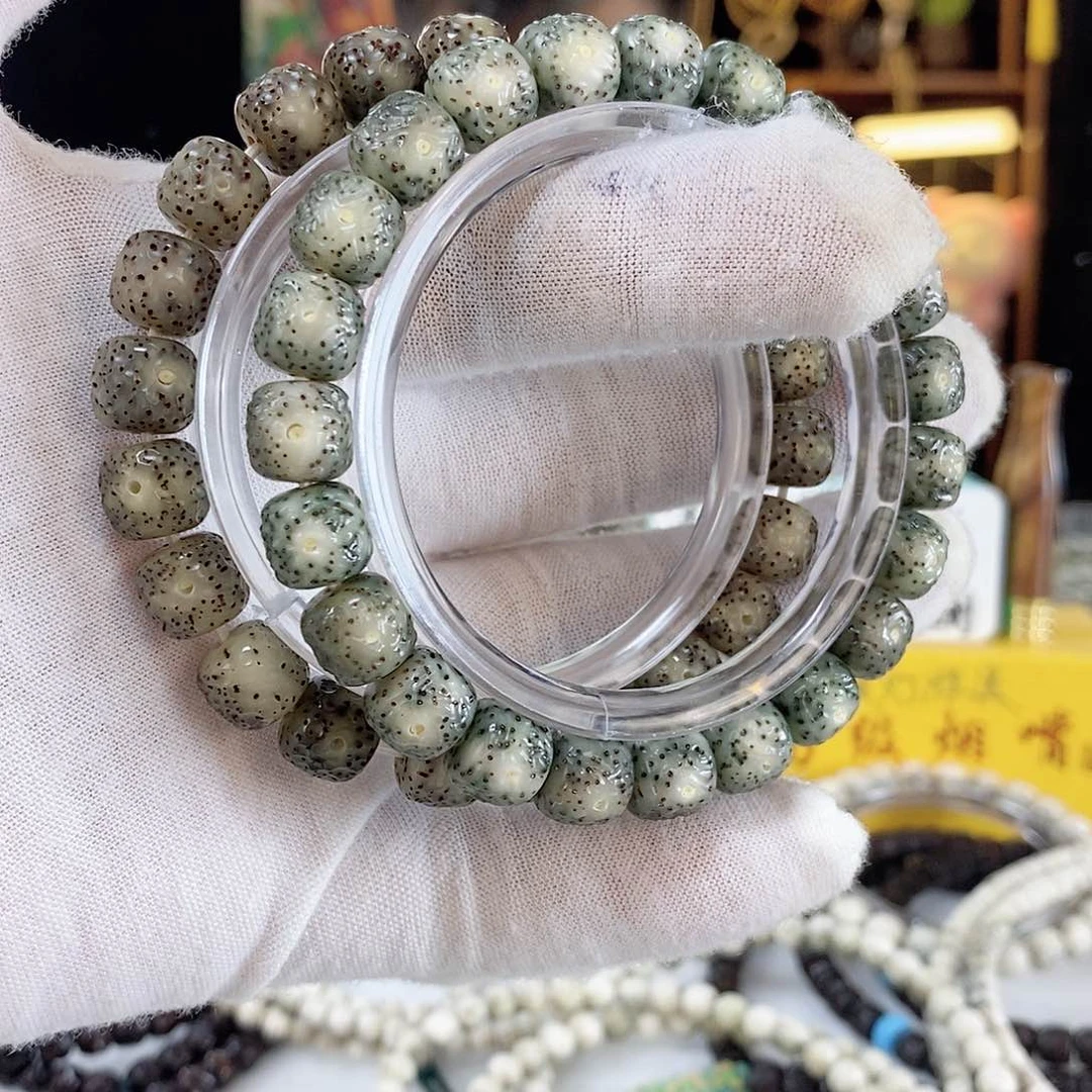 星月菩提手串今****。星月菩提雕刻手串