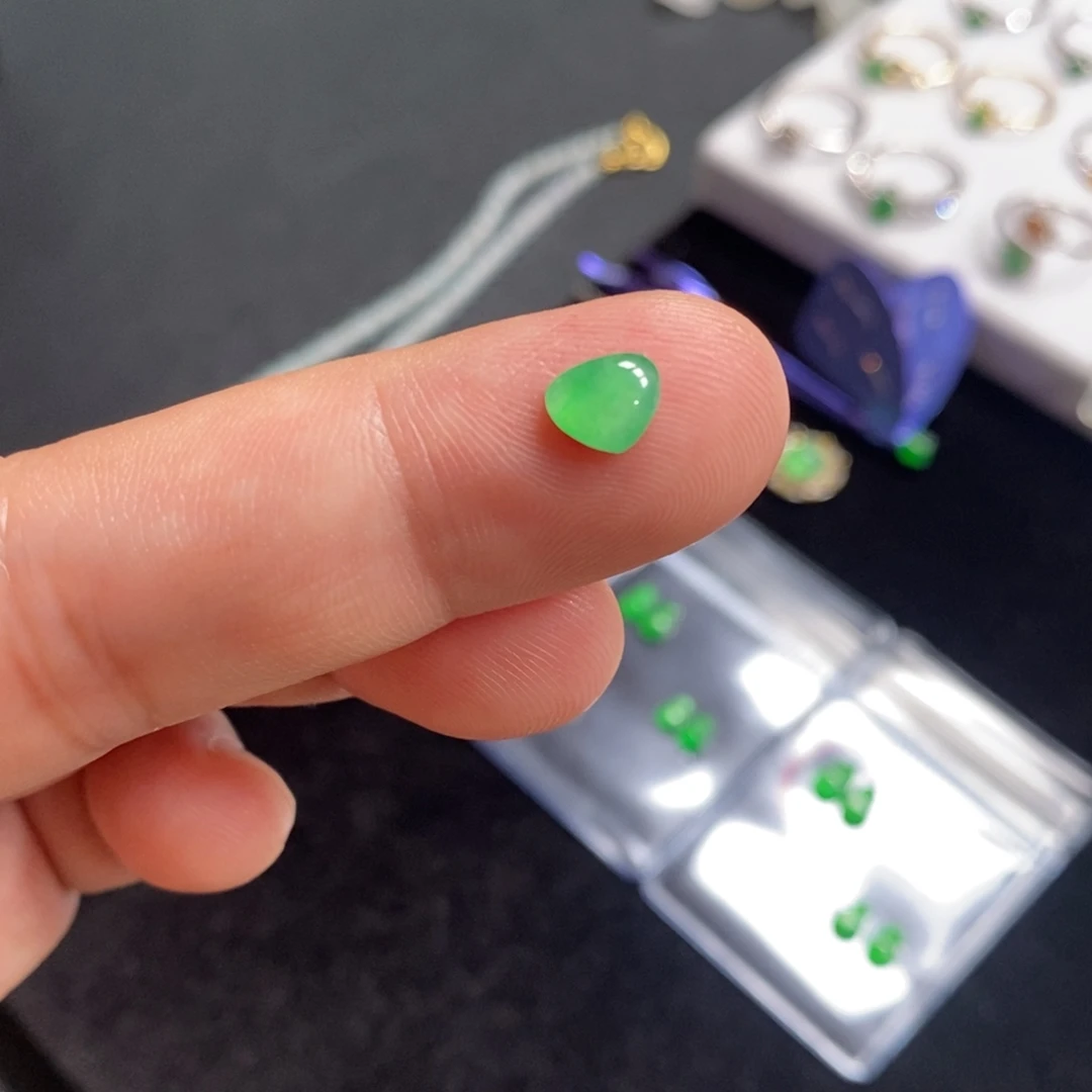 翡翠裸石甜绿心形