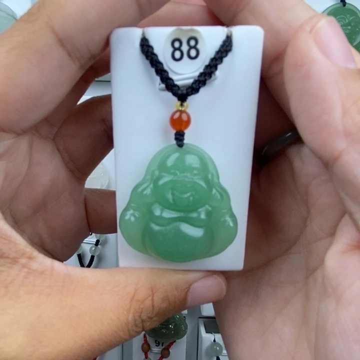 用***朵石英质玉未镶嵌颈饰