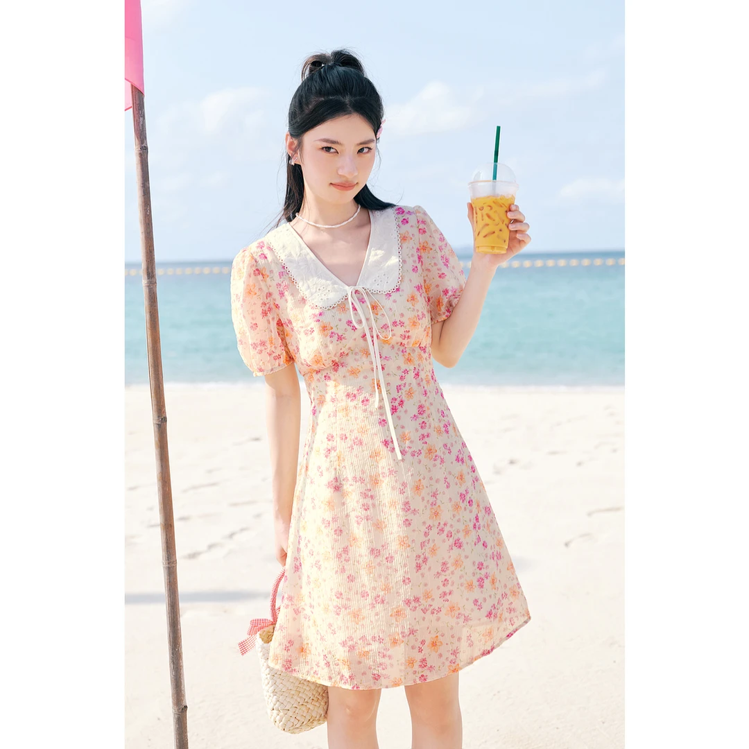 诗凡黎粉色软感碎花荷叶边夏新款撞色娃娃领中长度假连衣裙