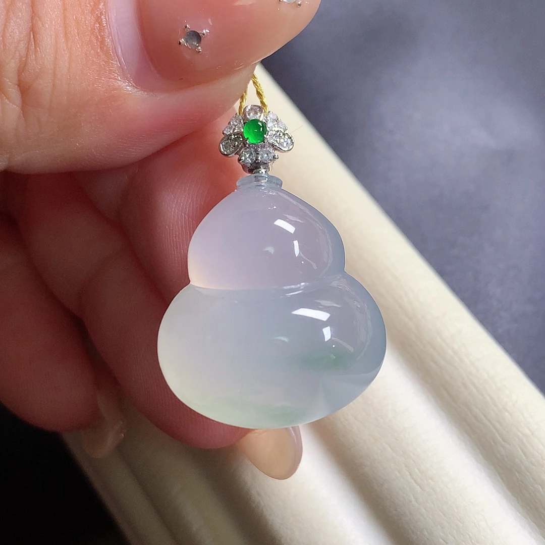 翡翠18K金镶嵌颈饰葫芦