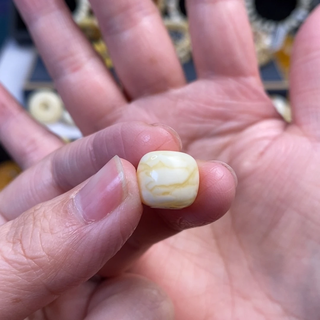 蜜蜡未镶嵌裸石瓷白妖花老型单珠12.2