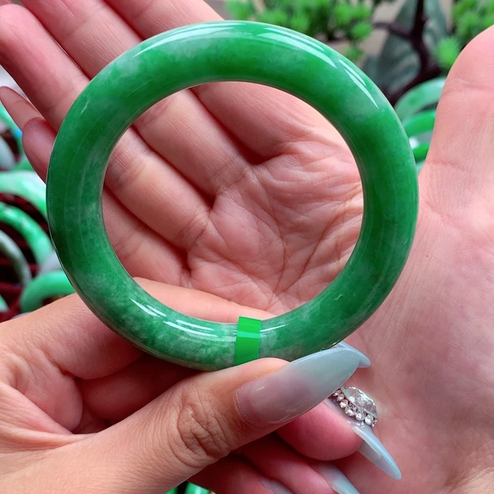 翡翠手镯未镶嵌翡翠