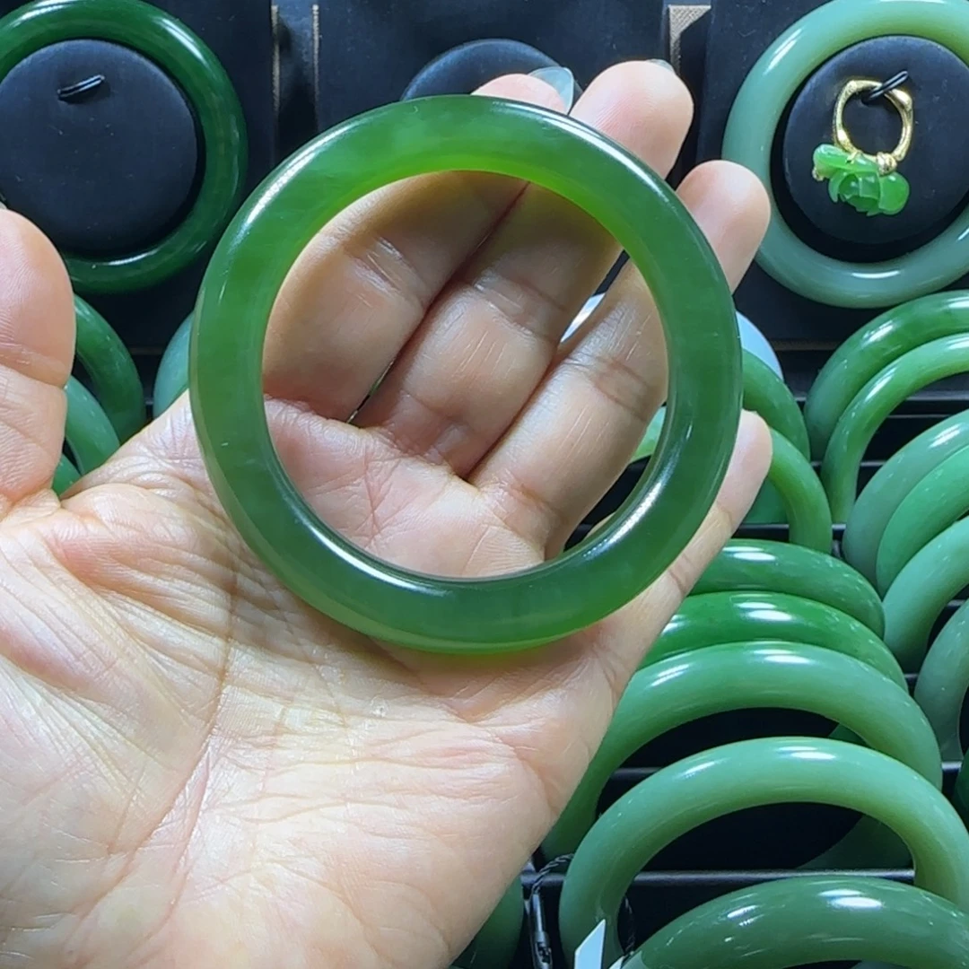 自***渡和田玉未镶嵌手镯