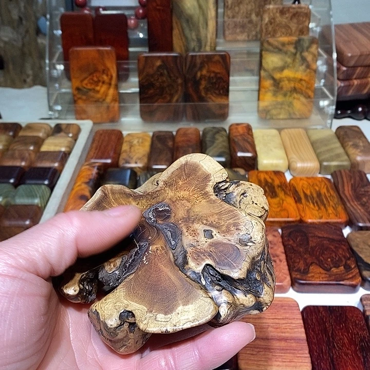 3***3香榧木木质哈把玩件2558