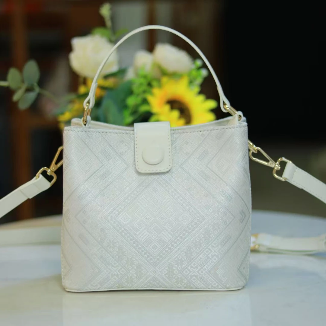 广西非遗包包壮锦包复古水桶包气质白色百搭女士女款小众单肩斜跨